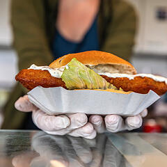 Fischbrötchen serviert an einem Foodtruck