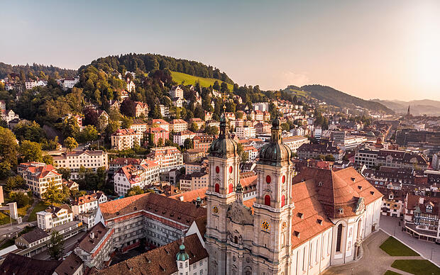 Luftaufnahme der Kathedrale und Stadt St. Gallen mit Landschaft im Hintergrund St. Gallen