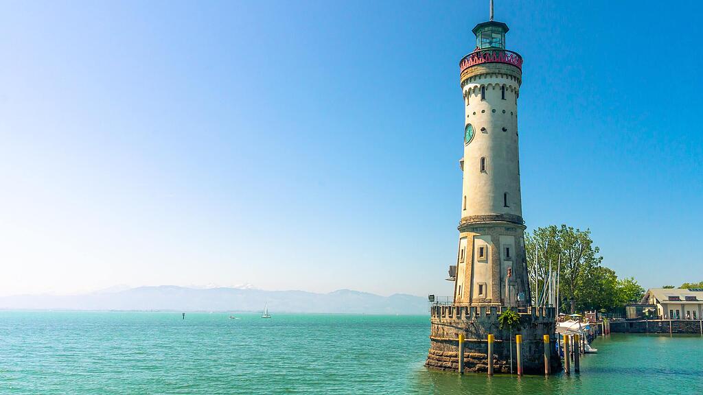 Lindauer Leuchtturm am Hafen mit Aussicht auf den Bodensee Lindauer Leuchtturm am Hafen mit Aussicht auf den Bodensee
