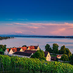 Blick von der Basilika Birnau auf das Schloss Maurach am Abend