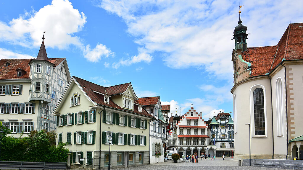 Leere Straßen und Fachwerkhäuser in der Altstadt in St. Gallen