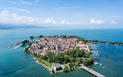 Lindau ist eines der beliebtesten Ausflugsziele am Bodensee. Dementsprechend begehrt sind die Unterkünfte in Lindau, weshalb sich eine frühzeitige Buchung lohnt. Bei uns findest du eine große Auswahl an Ferienwohnungen, Hotels, Pensionen und Campingplätzen in Lindau und kannst viele direkt buchen.