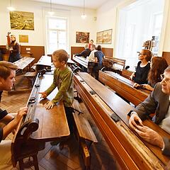 Innenaufnahme des Schulmuseums in Friedrichshafen mit Kindern und Eltern