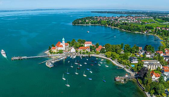 Ausblick auf die idyllische Halbinsel mit Schloss, Malhaus und Anlegestelle in Wasserburg
