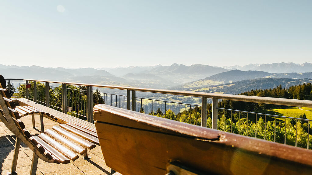 Parkbänke auf dem Pfänder mit Blick auf neblige Berge