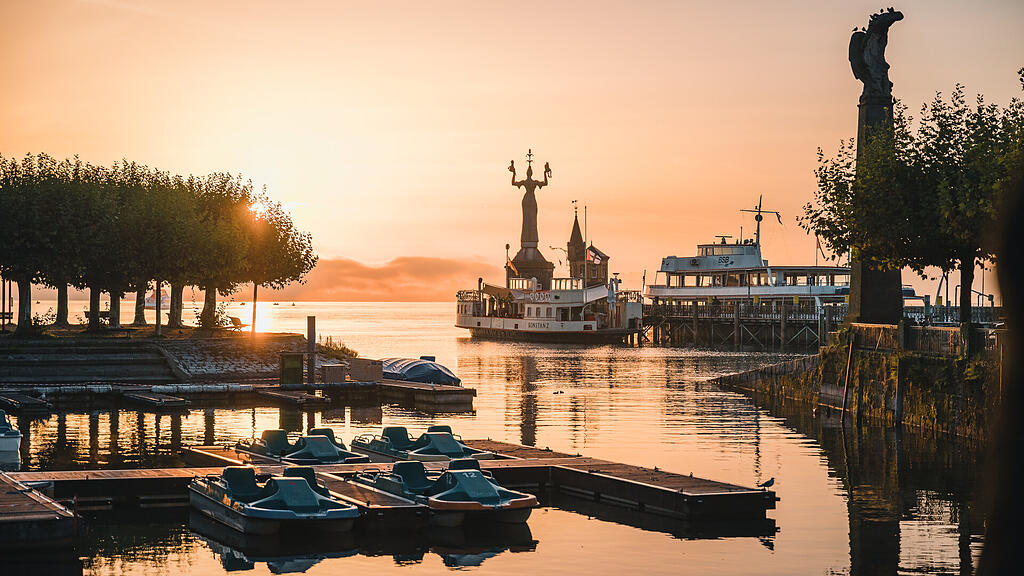 Blick auf den Bodensee und die Imperia in Konstanz bei Abenddämmerung