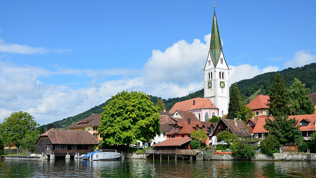 Blick auf Sipplingen vom Wasser des Bodensees aus