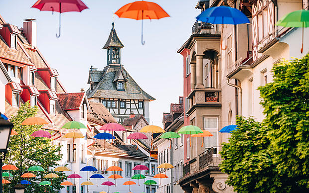 Bunt geschmückter Altstadt in Konstanz mit Blick auf das Schnetztor