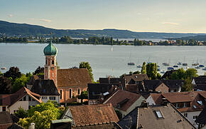 Luftaufnahme von Allensbach mit Blick auf den Bodensee und die Insel Reichenau