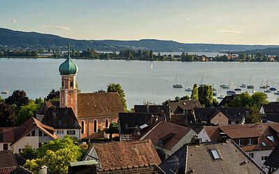 Luftaufnahme von Allensbach mit Blick auf den Bodensee und die Insel Reichenau