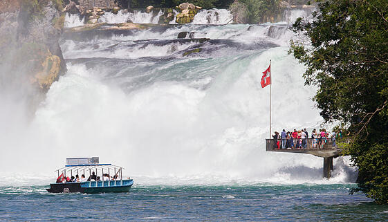 Boot mit Touristen am Rheinfall Boot mit Touristen am Rheinfall