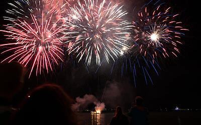 Klangfeuerwerk über dem See am Schlossseefest in Salem