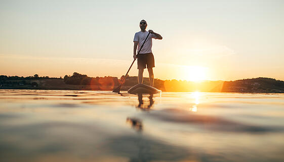 Mann auf ein SUP Mann auf ein SUP