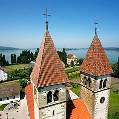Luftaufnahme der Kirche St. Peter und Paul auf der Insel Reichenau