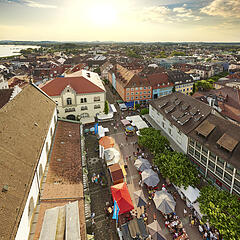 Ausblick vom Kirchturm in Radolfzell auf die belebte Stadt