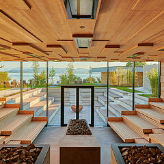 Saunabereich der Therme Lindau mit Blick auf den Außenpool Saunabereich der Therme Lindau mit Blick auf den Außenpool
