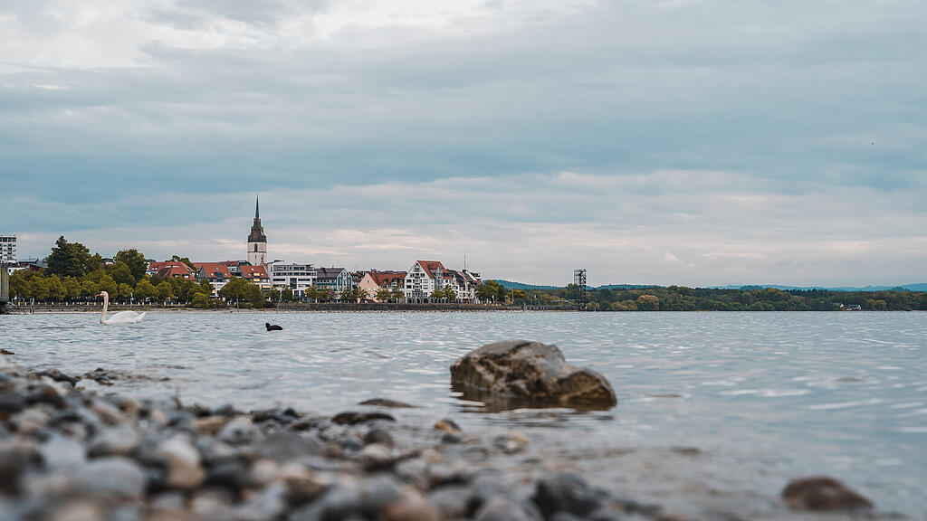 Blick vom Boden über den Bodensee auf die Uferpromenade in Friedrichshafen