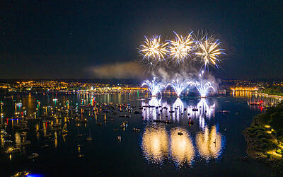 Luftaufnahme des Feuerwerks beim Seenachtsfest in Konstanz