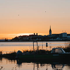 Rotachmündung bei Sonnenuntergang mit Blick auf Friedrichshafen