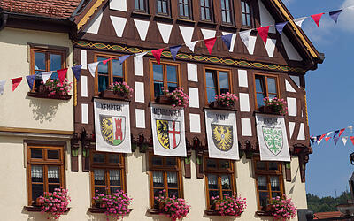 Geschmückte Gebäude in der Altstadt beim jährlichen Kinderfest in Lindau Geschmückte Gebäude in der Altstadt beim jährlichen Kinderfest in Lindau