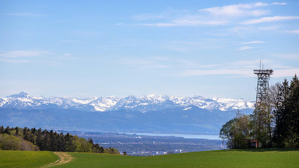 Aufnahme des Gehrenbergturms bei Markdorf mit den Alpen im Hintergrund Aufnahme des Gehrenbergturms bei Markdorf mit den Alpen im Hintergrund