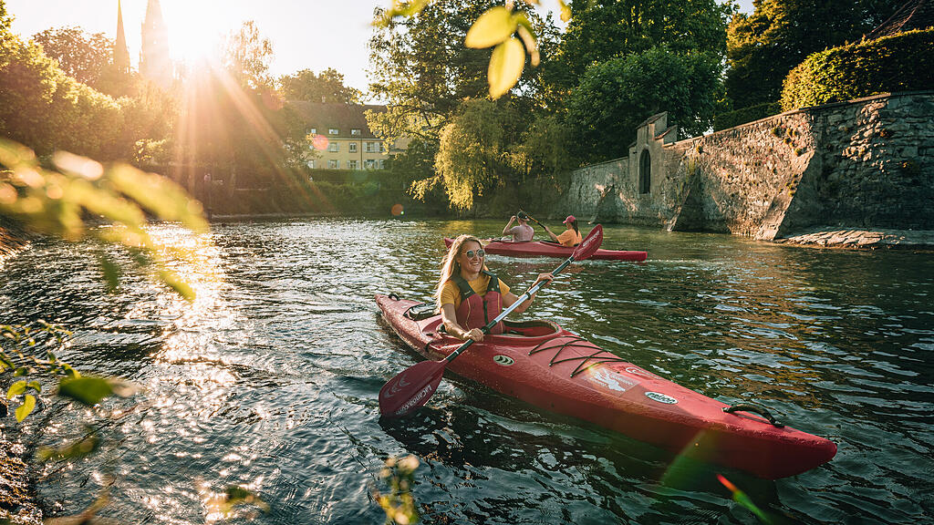 Kajakfahrerin bei Sonnenschein auf dem Seerhein in Konstanz