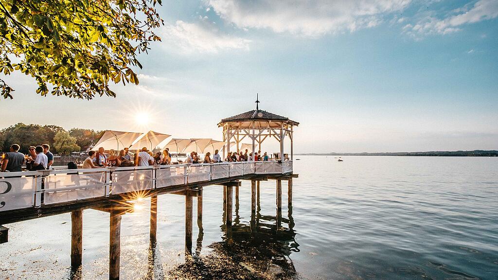 Blick über den Fischsteg in Bregenz auf den Bodensee