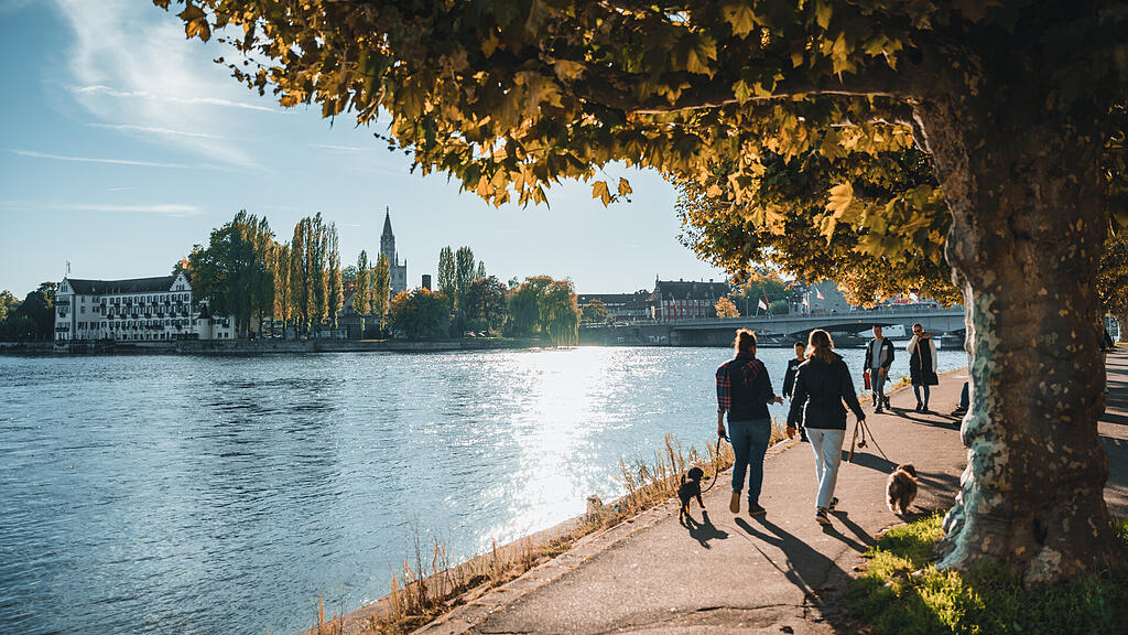 Spaziergang an der Uferpromenade in Konstanz mit Blick auf die Stadt