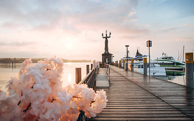 Hafen und Imperia in Konstanz bei Abenddämmerung