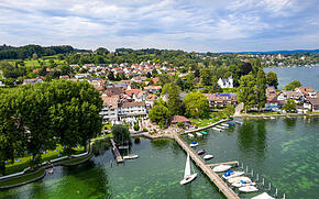 Luftaufnahme von Gaienhofen und dem angrenzenden Hafen am Bodensee
