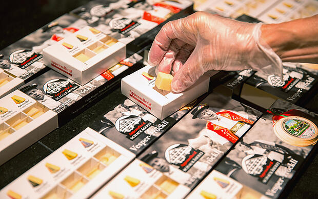 Mit Käse in der Hand durch die Ausstellung Kleiner Snack