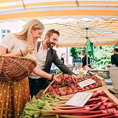 Pärchen auf dem Markt in Konstanz beim Kauf von Obst und Gemüse