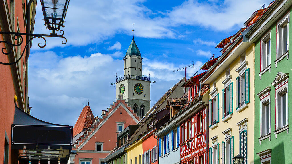 Blick auf den Kirchturm und Altbauten der Überlinger Altstadt