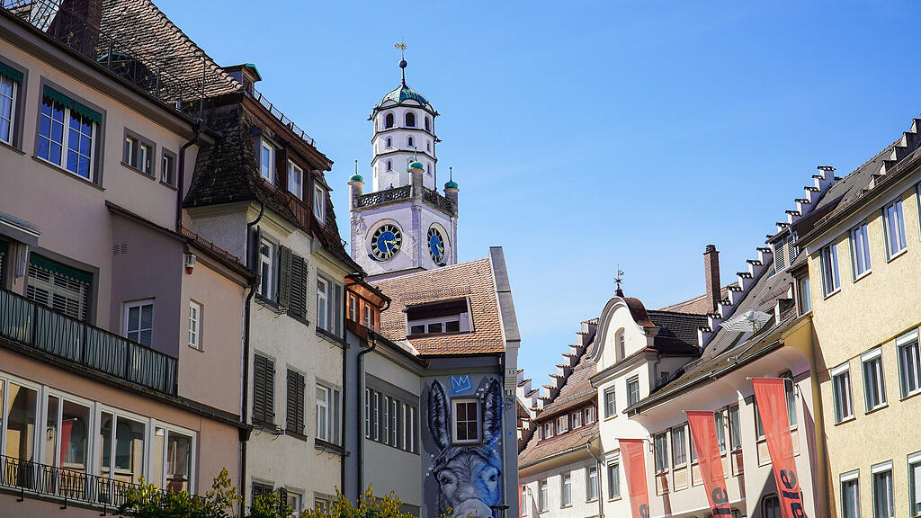 Blick auf den Blaserturm aus den Gassen in Ravensburg
