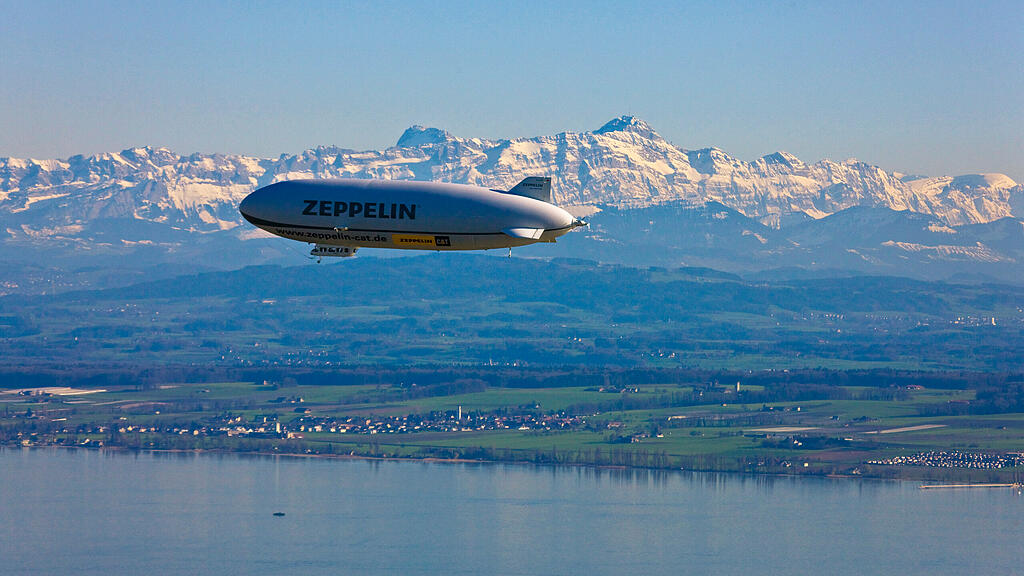 Zeppelin am Obersee mit Aussicht auf die Alpen