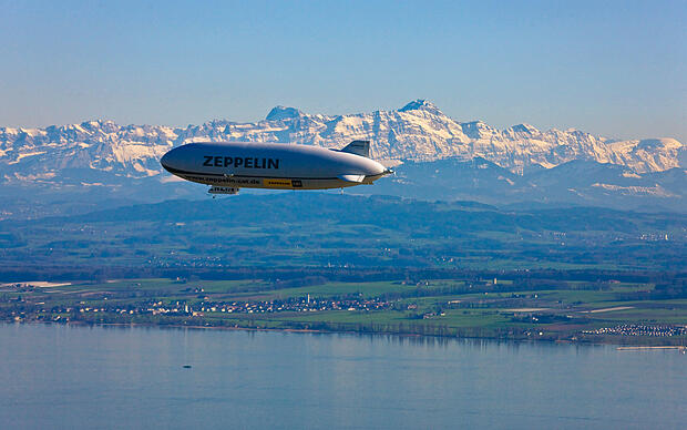 Zeppelin am Obersee mit Aussicht auf die Alpen