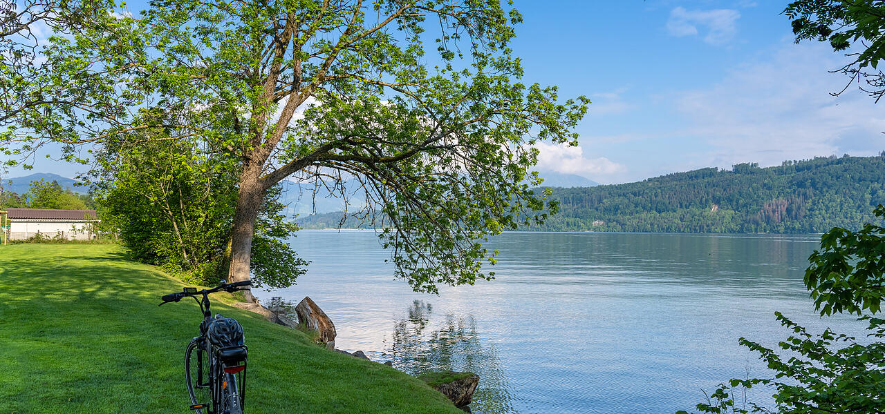 Fahrrad am Seeufer des Bodensees