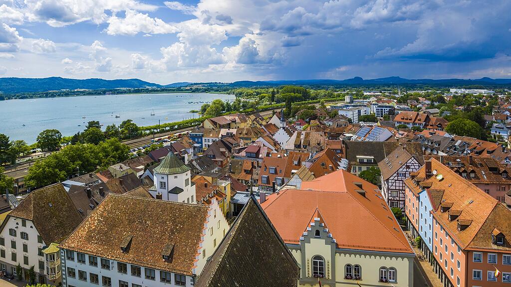 Panoramablick über Radolfzell am Bodensee im Sommer mit blauen Himmel