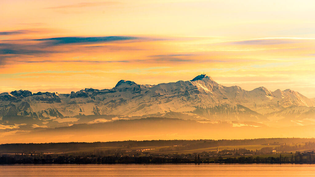 Alpenpanorama bei Sonnenuntergang mit rotem Himmel am Bodensee