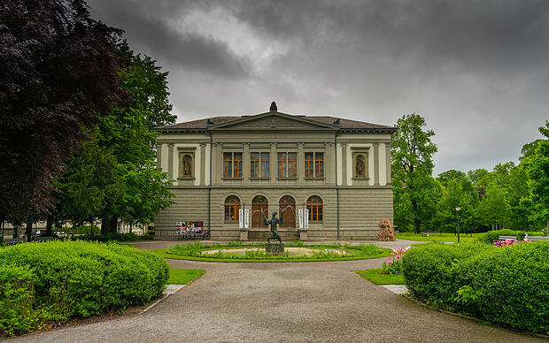 (Außenansicht des Kunstmuseums St. Gallen mit angrenzendem Park