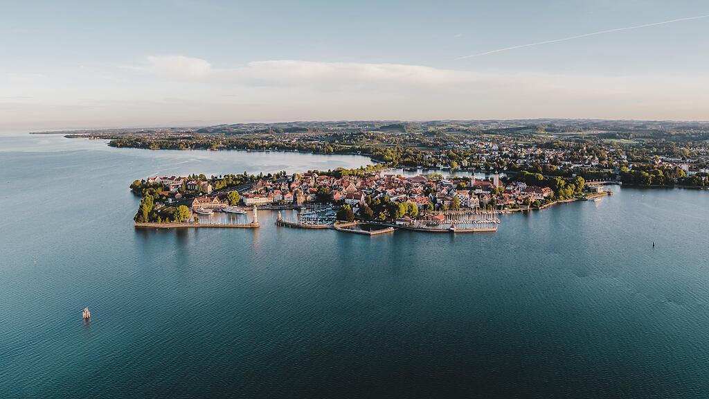 Luftaufnahme der Insel Lindau mit Blick auf den Hafen und das Festland Luftaufnahme der Insel Lindau mit Blick auf den Hafen und das Festland