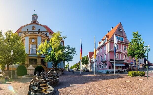 Musikantenbrunnen und Rathaus in Donaueschingen Rathausplatz Donaueschingen Musikantenbrunnen und Rathaus in Donaueschingen Rathausplatz Donaueschingen
