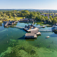 Luftaufnahme der Pfahlbauten vom Bodensee mit Blick auf die Landschaft
