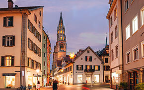 Konstanzer Innenstadt und Münster am Abend zur Weihnahchtszeit