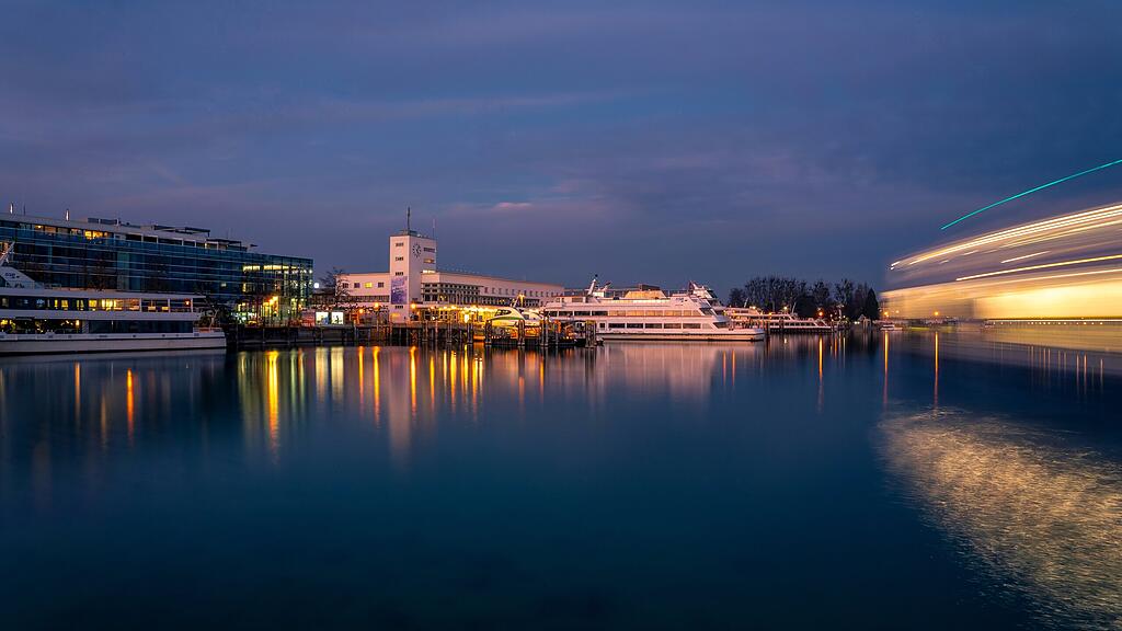 Hafeneinfahrt von Friedrichshafen bei Nacht