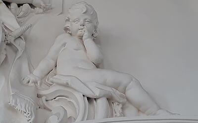 Individuelles Entdecken Plastisches Gemälde eines Engels auf einer Wand im Neuen Schloss Meersburg