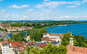 Blick vom Konstanzer Münzer auf die Rheinbrücke und den Bodensee
