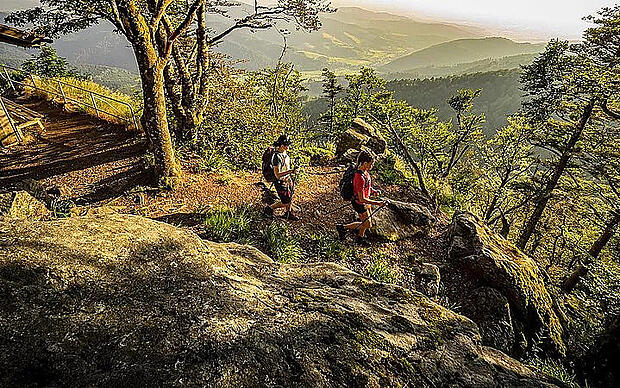 Vom Zickzacksteig zur Almhütte und durch das Felsenlabyrinth Bergflanken