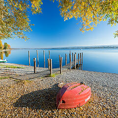 Motorboot am Kiesstrand am Bodenseeufer in Allensbach im Herbst