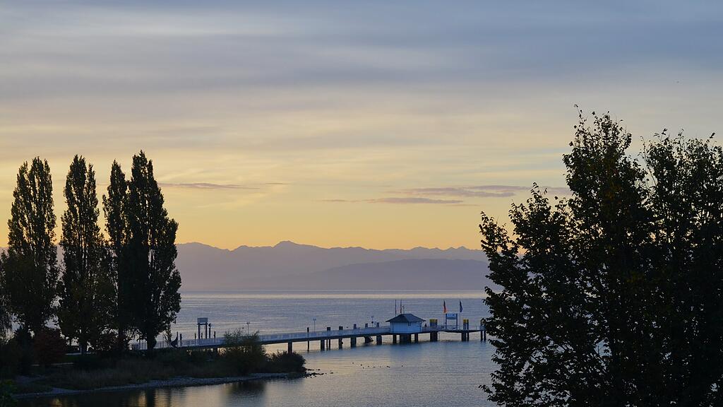 Blick auf den Bodensee und den Hafensteg in Immenstaad